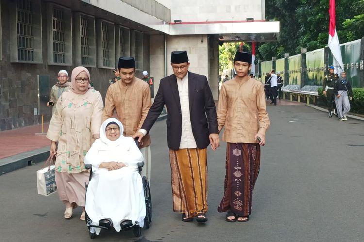 Mantan Gubernur DKI Jakarta Anies Baswedan dan keluarga usai menjalankan shalat Idul Fitri 1444 hijriah di Masjid Istiqlal, Jakarta, Sabtu (22/4/2023).