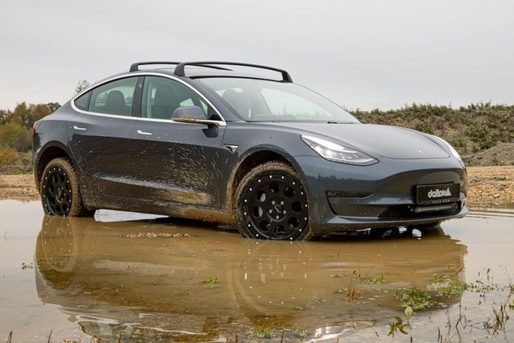 Modifikasi Tesla Model 3 off-road
