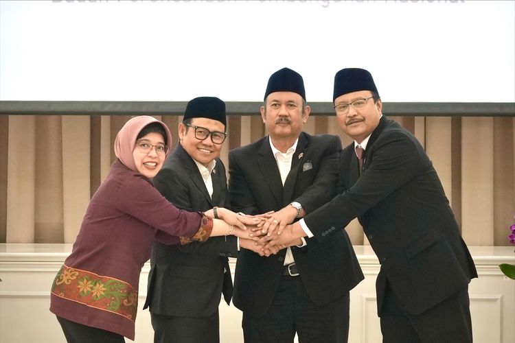 Menteri Koordinator Pemberdayaan Masyarakat (Menko Pemas) Abdul Muhaimin Iskandar, Menteri Sosial (Mensos) Saifullah Yusuf, Menteri Perencanaan Pembangunan Nasional (PPN) atau Badan Perencanaan Pembangunan Nasional (Bappenas) Rachmat Pambudy, dan Kepala Badan Pusat Statistik (BPS) Amalia Adininggar Widyasanti usai menerima data tunggal sosial ekonomi nasional (DTSEN) dari BPS di kantor Bappenas, Kamis (20/202025).