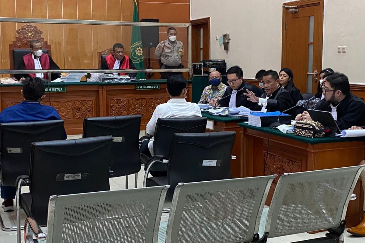 Suasana sidang tahap pembuktian terdakwa Irjen Teddy Minahasa di PN Jakarta Barat, Senin (13/2/2023). Dua orang saksi dari Polda Metro Jaya yakni Bayu Trisno, dan Tri Hamdani dihadirkan oleh jaksa penuntut umum. 