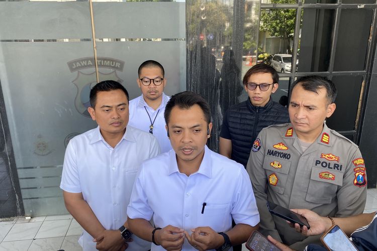 Kasat Reskrim Polrestabes Surabaya, AKBP Hendro Sukmono (tengah), saat menjelaskan motif penganiayaan anak DPR RI di markas Polrestabes Surabaya, Jawa Timur, Rabu (11/10/2023)