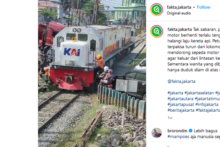 Pengendara motor hampir tertabrak kereta karena terlalu dekat dengan rel