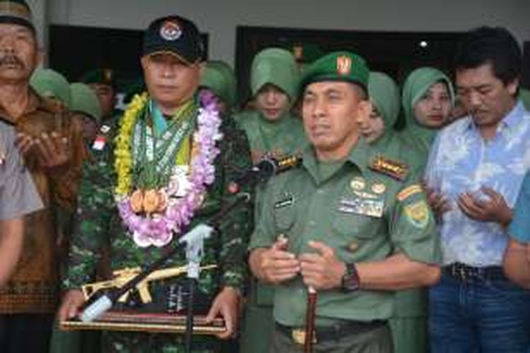 Serda Anton Yuliantoni, Babinsa TNI AD, Rayon Militer 425-04/SAM, Kabupaten Seluma, Provinsi Bengkulu diarak keliling Kota Bengkulu usai menggondol medali emas pada Lomba Menembak ASEAN Armies Rifle Meet 2016 di Manila Philipina, pada 28 November hingga 6 Desember 2016. Tampak Danrem Bengkulu Kol (Inf) Andi Muhammad saat menyambut di Badnara Fatmawati Bengkulu