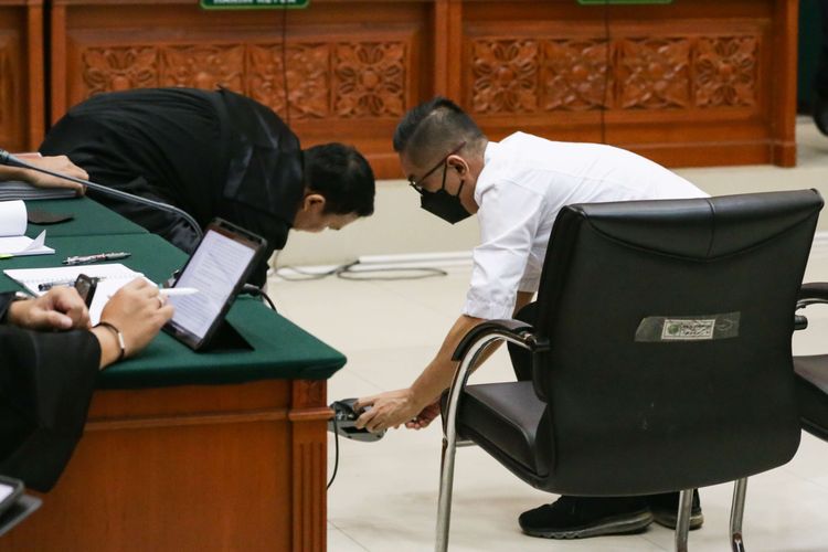 Terdakwa mantan Kapolres Bukittinggi, AKBP Dody Prawiranegara menjalani sidang tuntutan di Pengadilan Negeri Jakarta Barat, Senin (27/3/2023). Jaksa penuntut umum (JPU) menuntut hukuman 20 tahun penjara dan denda sebesar Rp 2 miliar terhadap Dody Prawiranegara atas kasus peredaran narkotika jenis sabu.