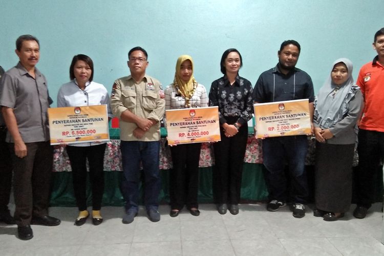 Suasana KPU Poso Serahkan Santunan Kepada Petugas PPS Di Aula KPU Pada Rabu (4/12/2019)