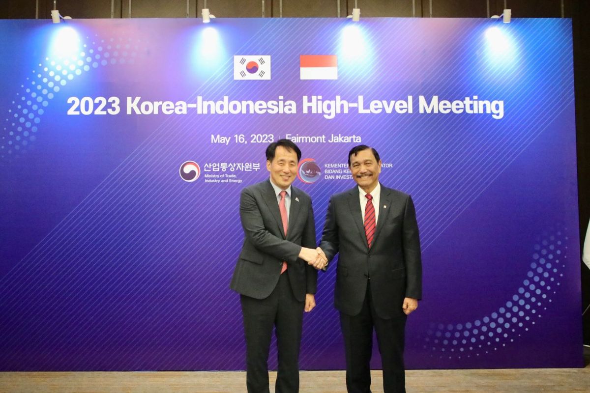 Menko Bidang Kemaritiman dan Investasi, Luhut B. Pandjaitan melakukan pertemuan dengan Wakil Menteri Perdagangan, Industri, dan Energi Republik Korea Jang Young Jin, di Jakarta, Selasa (16/5/2023). 