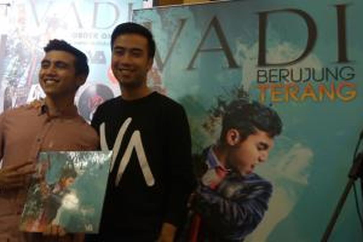 Vadi dan Vidi Aldiano diabadikan dalam peluncuran album Berujung Terang, di Cilandak Town Square, Jakarta Selatan, Kamis (30/5/2015).