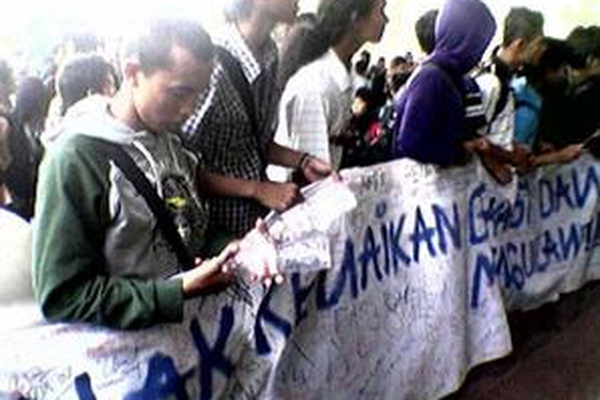Ratusan mahasiswa Universitas Lampung, Rabu (9/4) berunjuk rasa di depan Rektorat Universitas. 