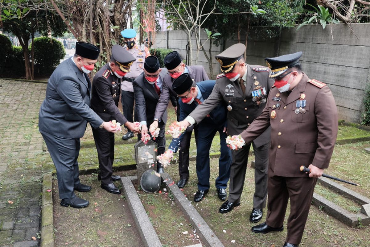 Wali Kota Depok Mohammad Idris bersama Forkopimda melakukan tabur bunga dalam rangka memperingati Hari Pahawan di Taman Makam Pahlawan (TMP) Kalimulya, Rabu (10/11/21)