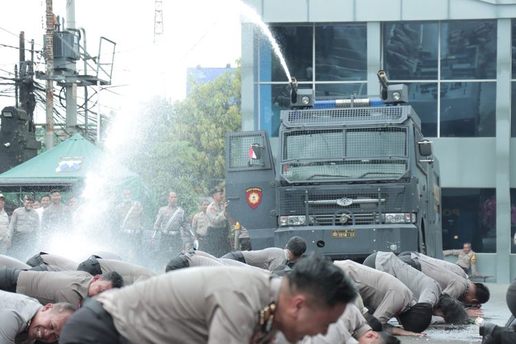 Sejumlah 50 anggota Polresta Malang Kota sujud syukur setelah mendapat naik pangkat setingkat lebih tinggi pada Selasa (3/1/2023) di Mapolresta Malang Kota. 