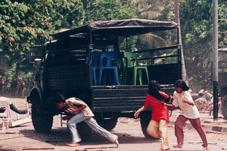 Tentara melepaskan tembakan ke arah pengunjuk rasa di Dewantara, Aceh Utara pada 1999