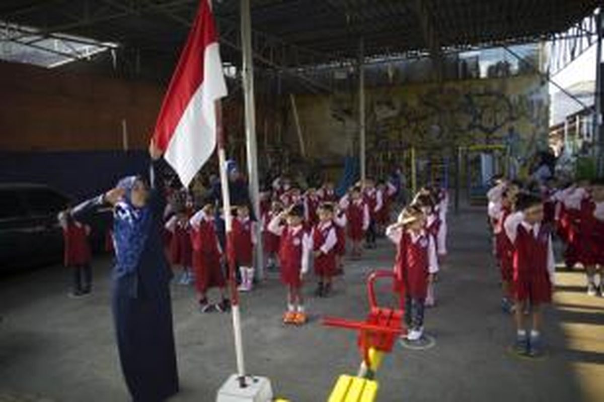 Anak-anak berbaris mengikuti upacara bendera pada hari pertama masuk sekolah di TK Nurmala Hikmah, Pondok Kelapa, Jakarta Timur, Senin (27/7/2015). Peraturan Menteri Pendidikan dan Kebudayaan Nomor 23 Tahun 2015 tentang Penumbuhan Budi Pekerti berisi antara lain tentang keterlibatan orangtua dalam pendidikan anak. Salah satu hal yang ditekankan adalah kewajiban orangtua mengantar anak ke sekolah pada hari pertama tahun ajaran baru.