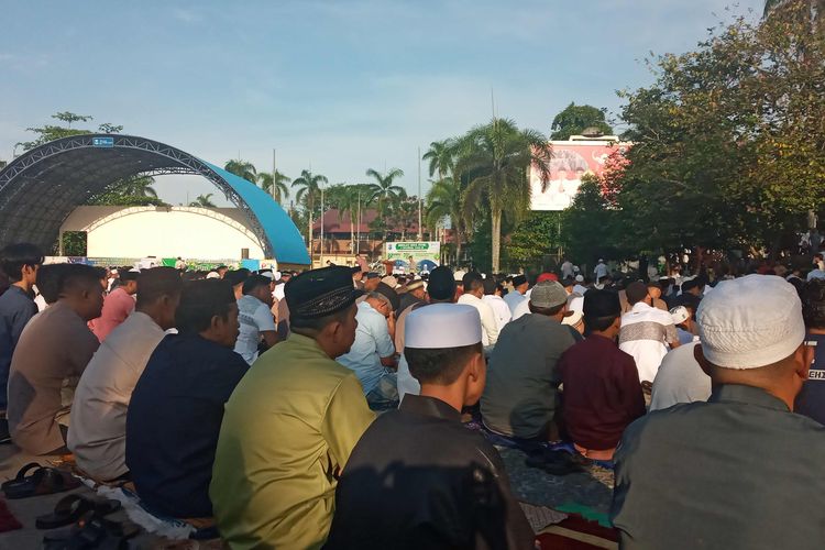 Jemaah shalat Id memadati Lapangan Merdeka Kota Pangkalpinang, Sabtu (22/4/2023).