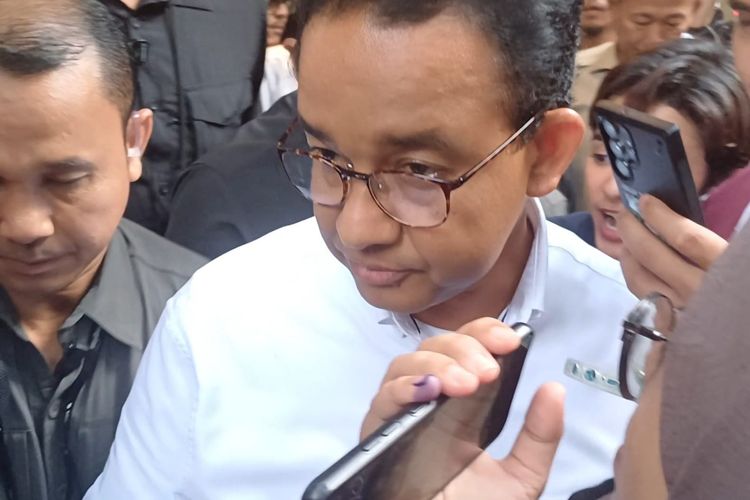 Calon presiden nomor urut 1, Anies Baswedan saat meninggalkan Sekretariat Timnas Anies-Muhaimin di Menteng, Jakarta Pusat, Rabu (14/2/2024) sore pukul 16.43 WIB.