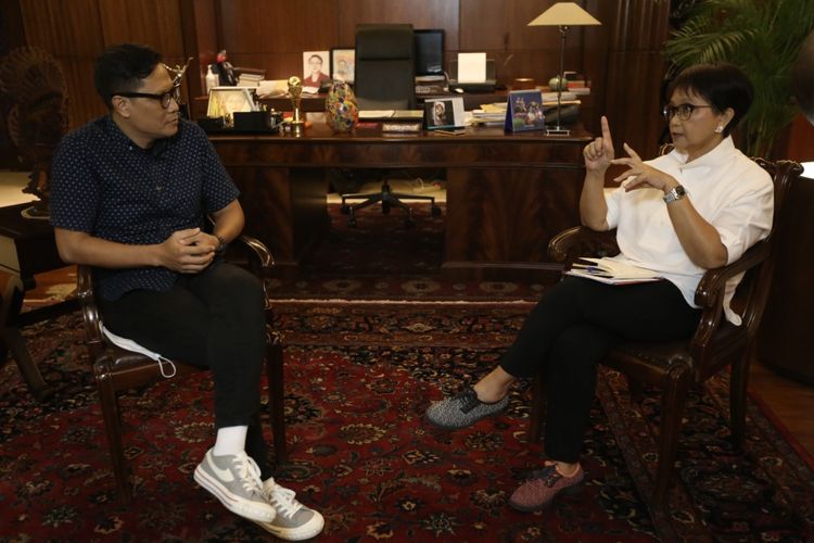 Indonesia's Foreign Minister Retno LP Marsudi (right) shares her views on Indonesia's G20 presidency during an interview with KOMPAS.com's Chief Editor Wisnu Nugroho (left) at the ministry's building in Jakarta on Wednesday, Dec. 29, 2021. 