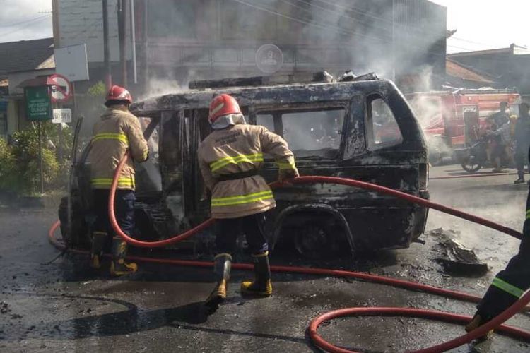 Angkutan Feeder Solo Terbakar, Sopir Selamat