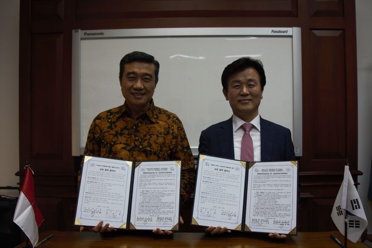 Penandatanganan perjanjian kesepahaman (MoU) antara Rektor Presuniv Prof. Chairy (kiri) dan Walikota Jinju Kyoo-il Jo (kanan).