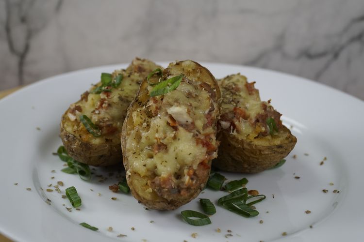 Baked loaded potatoes atau kentang panggang bertopping ala Instagram @my.foodplace. 