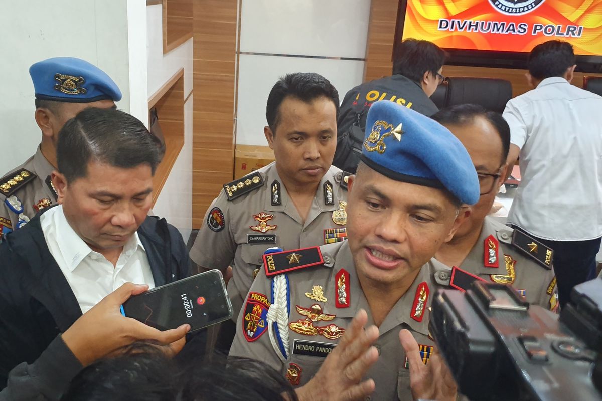 Kepala Satgas Antimafia Bola Polri Brigjen Pol Hendro Pandowo dalam jumpa pers di Kantor Mabes Polri, Jakarta, Senin (25/3/2019). 