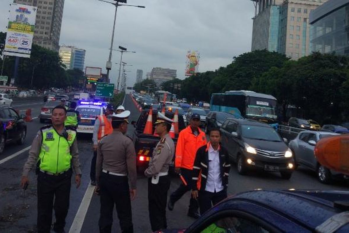 Pengaturan lalu lintas contraflow Cawang-Semanggi, Jakarta, Senin (13/2/2017).