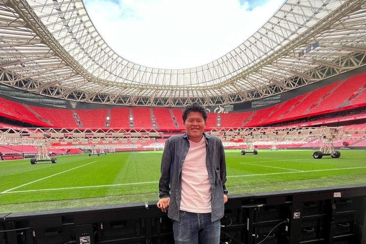 Jurnalis Jepang, Rintaro Asano, berbicara tentang laga Kualifikasi Piala Dunia 2026 antara Jepang vs Indonesia di Suita Football City Stadium, Selasa (10/6/2025).