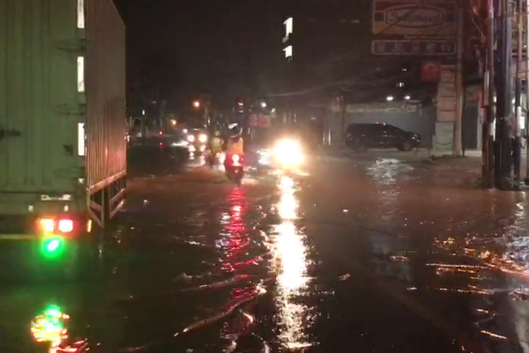 Jalan Raya Sawangan di Depok, Jawa Barat, tepatnya di perempatan Mampang, terendam banjir sedalam 30 cm pada Sabtu (8/5/2021) dini hari tadi. Banjir disebabkan akibat meluapnya Kali Mampang. 