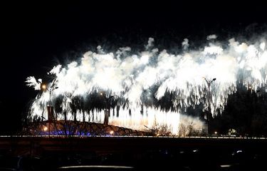 Pertunjukan kembang api saat upacara pembukaan Olimpiade Musim Dingin Beijing 2022 di Stadion Nasional, yang juga dikenal sebagai Sarang Burung, di Beijing pada Jumat (4/2/2022).