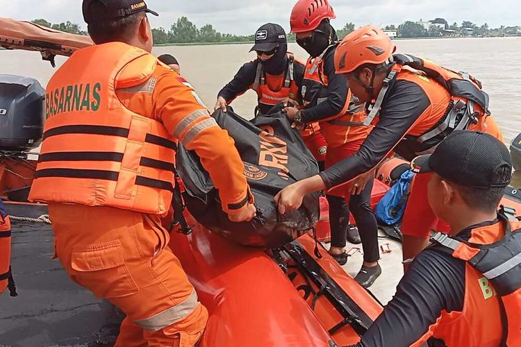 Tim Basarnas Palembang melakukan evakuasi terhadap jenazah Darwis (50) nahkoda kapal TB Jasa Karya yang karam di Sungai Musi, Palembang, Sumatera Selatan, Selasa (26/12/2023).