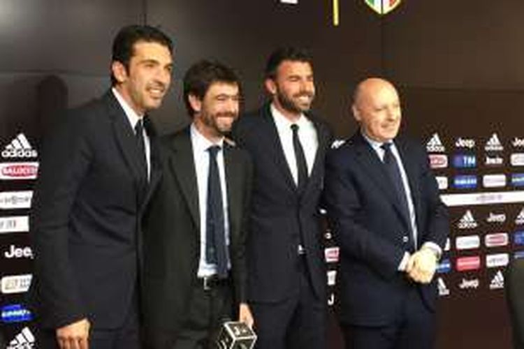 Seusai memperbarui kontraknya, kiper Juventus Gianluigi Buffon berfoto dengan Presiden Juventus Andrea Agnelli (kedua dari kiri), bek Juventus Andrea Barzagli (ketiga dari kiri), dan Direktur Umum Juventus Giuseppe Marotta, pada Rabu (11/5/2016).