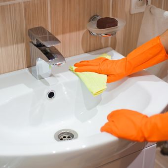 Ilustrasi membersihkan wastafel kamar mandi.