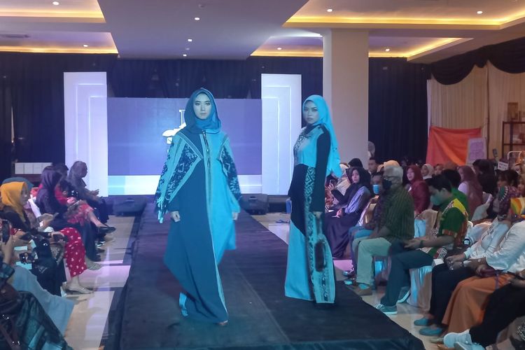 Purworejo Modest Fashion Day 2022 digelar di Ganecha Convention Hall, Purworejo, Jawa Tengah pada Sabtu-Minggu 19 ? 20 November 2022. Ratusan orang turut meramaikan gelaran fesyen terbesar di Purworejo ini.