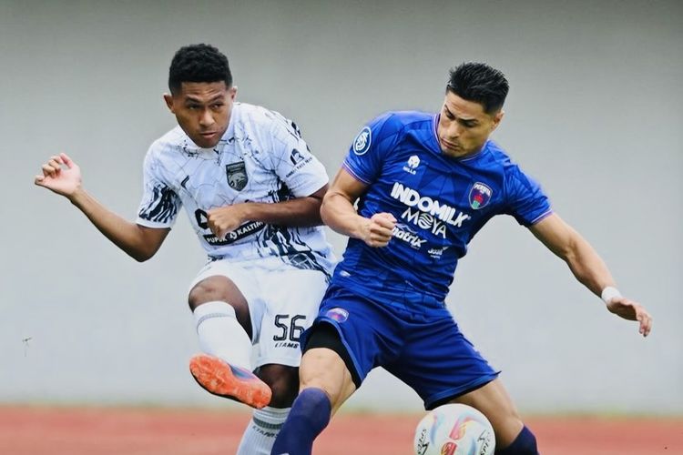Pemain Persita Tangerang Ramiro Fergonzi berebut bola dengan pemain Borneo FC Fajar Fathurrahman saat laga pekan ke-27 Liga 1 2023-2024 yang berakhir dengan skor 0-1 di Stadion Indomilk Arena Tangerang, Sabtu (2/3/2024) sore. 