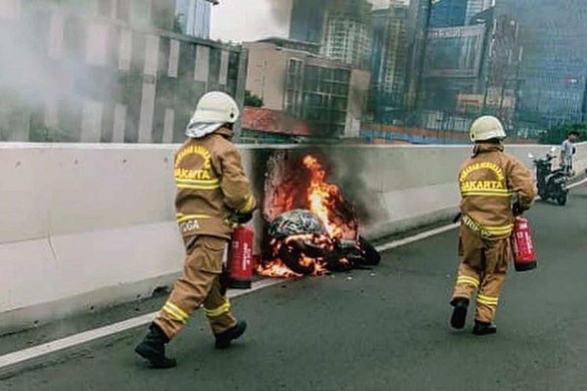 Vespa terbakar di JLNT Casablanca.