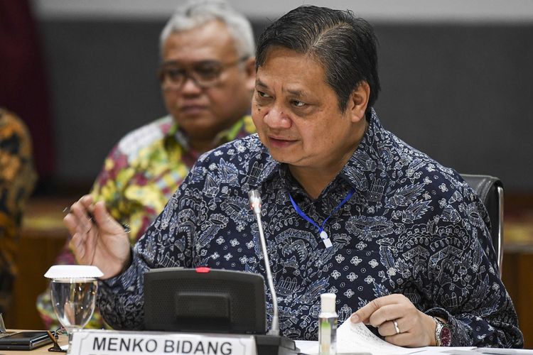 A file photo of Coordinating Economic Minister Airlangga Hartarto at his office dated March 20, 2020. 