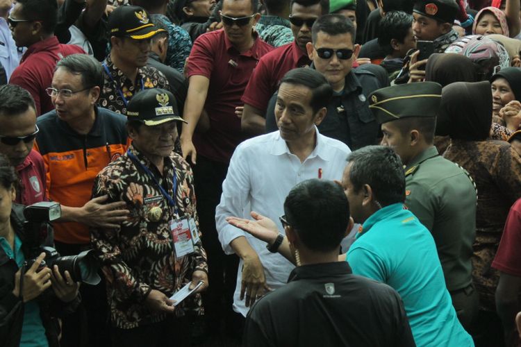 Presiden Joko Widodo saat mengunjungi lokasi posko induk bencana gempa bumi di Desa Sidakangen, Kecamatan Kalibening, Banjarnegara, Jawa Tengah, Senin (23/4/2018).