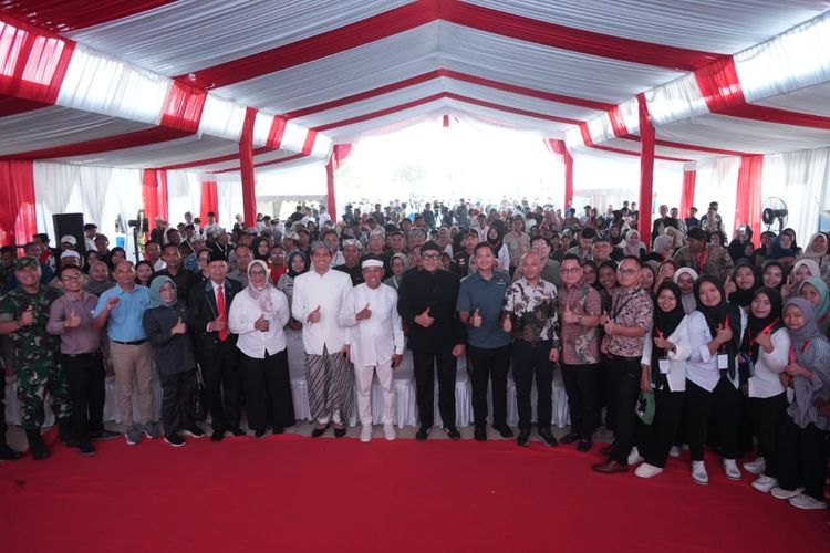 Gubernur Jawa Barat, Dedi Mulyadi bersama Bupati Indramayu, Lucky Hakim beserta jajaran saat meluncurkan aplikasi “Nyari Gawe” di PT Sun Bright Lestari, Kecamatan Krangkeng, Kabupaten Indramayu, Selasa (7/10/2025).