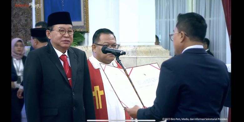 Gandi Sulistiyanto Soeherman dilantik sebagai anggota Wantimpres oleh Presiden Joko Widodo di Istana Kepresidenan, Jakarta, Senin (17/7/2023).