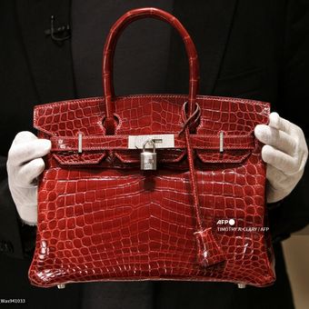 Sebuah Birkin Bag dipamerkan pada pembukaan toko Hermes di Wall Street, New York, pada 21 Juni 2021. Tas terbuat dari kulit buaya itu dibanderol harga 129.000 dollar AS atau sekitar Rp 1,9 miliar.