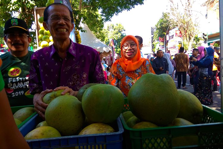 Bupati Magetan Suprawoto, manfaatkan warga Magetan yang mudik lebaran untuk promo jeruk pamelo dengan menggelar festival icip jeruk pamelo di Pasar baru Magetan.
