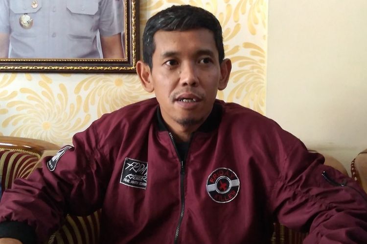 Kepala Desa Terpilih Batur Ahmad Fauzi saat konferensi pers di Mapolres Banjarnegara, Jawa Tengah, Jumat (29/11/2019).