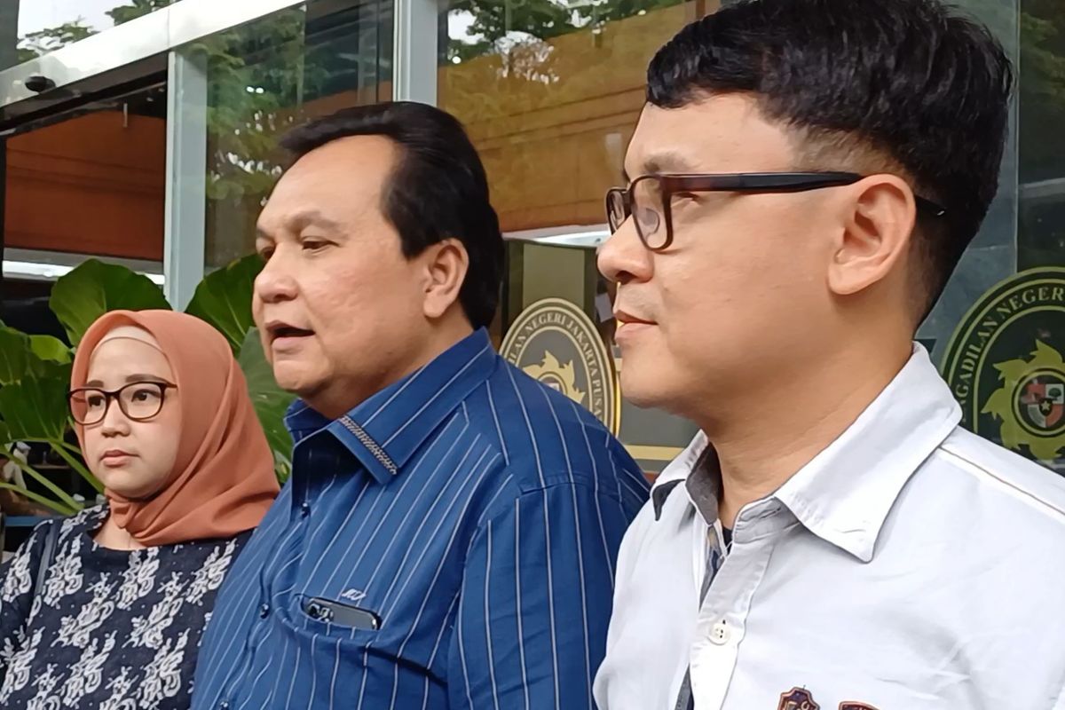 Pencipta lagu Ari Bias (kanan) dan kuasa hukumnya, Minola Sebayang (tengah) usai sidang pembuktian dan menghadirkan saksi di sidang dugaan pelanggaran Hak Cipta lagu Bilang Saja di Pengadilan Negeri Jakarta Pusat, Senin (9/12/2024).