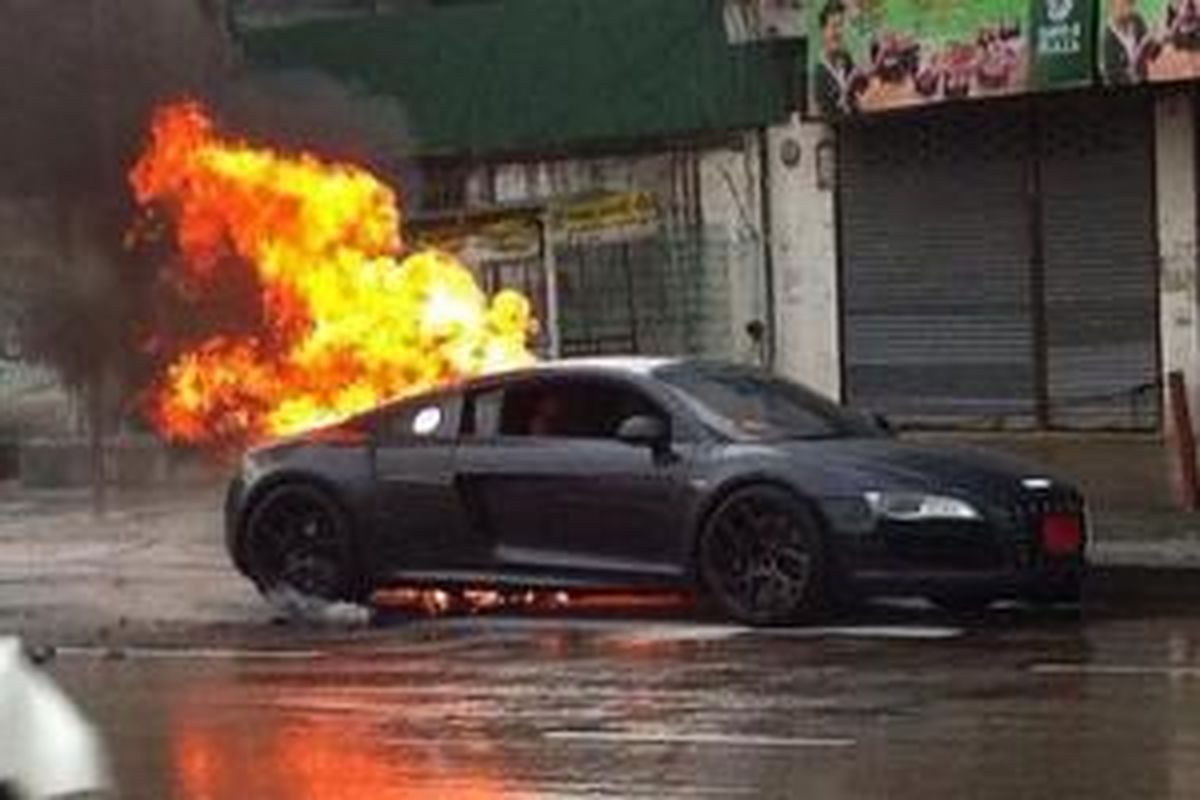 Audi R8 hangus terbakar di Bangkok
