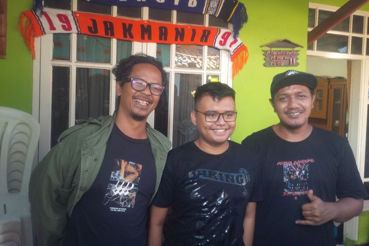 Ahmad Habibie Bungsu Maula Akbar, putra Bupati Purwa‎karta Dedi Mulyadi (tengah) mengunjungi rumah duka Ricko Andrean, bobotoh Persib yang tewas dikeroyok pada pertandingan Persib Bandung menghadapi Persija Jakarta 22 Juli 2017 lalu bersama ketua umum Viking Persib Club Heru Joko.