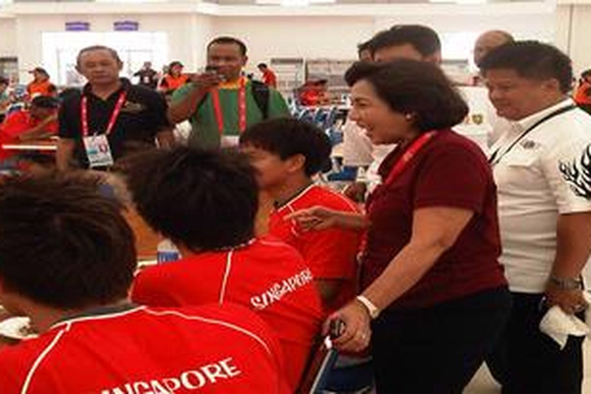 Ketua KONI Rita Subowo memeriksa wisma atlet SEA Games XXVI, Rabu (9/11) di Kompleks Olahraga Jakabaring, Palembang, Sumatera Selatan. Rita meminta lingkungan wisma segera dibersihkan dari sampah sisa proyek pembangunan.