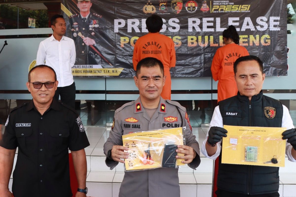 Polisi menunjukkan barang bukti dan dua tersangka kasus narkoba yang merupakan pasangan kekasih, Senin (8/7/2024) di halaman Polres Buleleng.