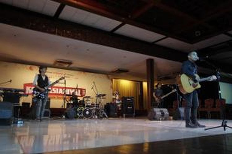 Band The Rain tampil dalam acara Kompasianival 2014 di Taman Mini Indonesia Indah, Jakarta Timur, Sabtu (22/11/2014). Acara yang berlangsung hingga pukul 22.00 ini menghadirkan puluhan komunitas, band hingga sejumlah pembicara, antara lain Gubernur DKI Jakarta Basuki Tjahaja Purnama, Wali Kota Bandung Ridwan Kamil, dan Gubernur Jawa Tengah Ganjar Pranowo. 