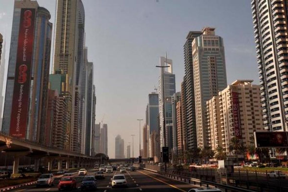 Gedung-gedung pencakar langit tumbuh di kawasan pusat bisnis utama di Jalan Sheikh Zayed, Kota Dubai, Uni Emirat Arab, Kamis (10/1/2013). Dubai yang di awal tahun 1990-an merupakan kota nelayan kecil kini menjelma menjadi pusat perekonomian dan pariwisata di kawasan Timur Tengah. Penduduk Dubai saat ini sekitar enam juta jiwa dan 80 persen merupakan ekspatriat yang bekerja di berbagai sektor bisnis.