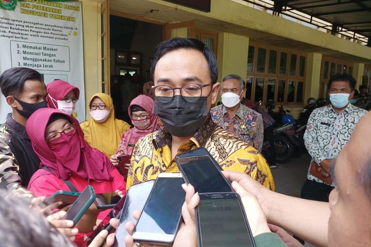 Bupati Pamekasan Baddrut Tamam akan mengusut penjualan pupuk subsidi secara ilegal yang dilakukan oleh distributor ke Kabupaten Tuban dan Ponorogo.