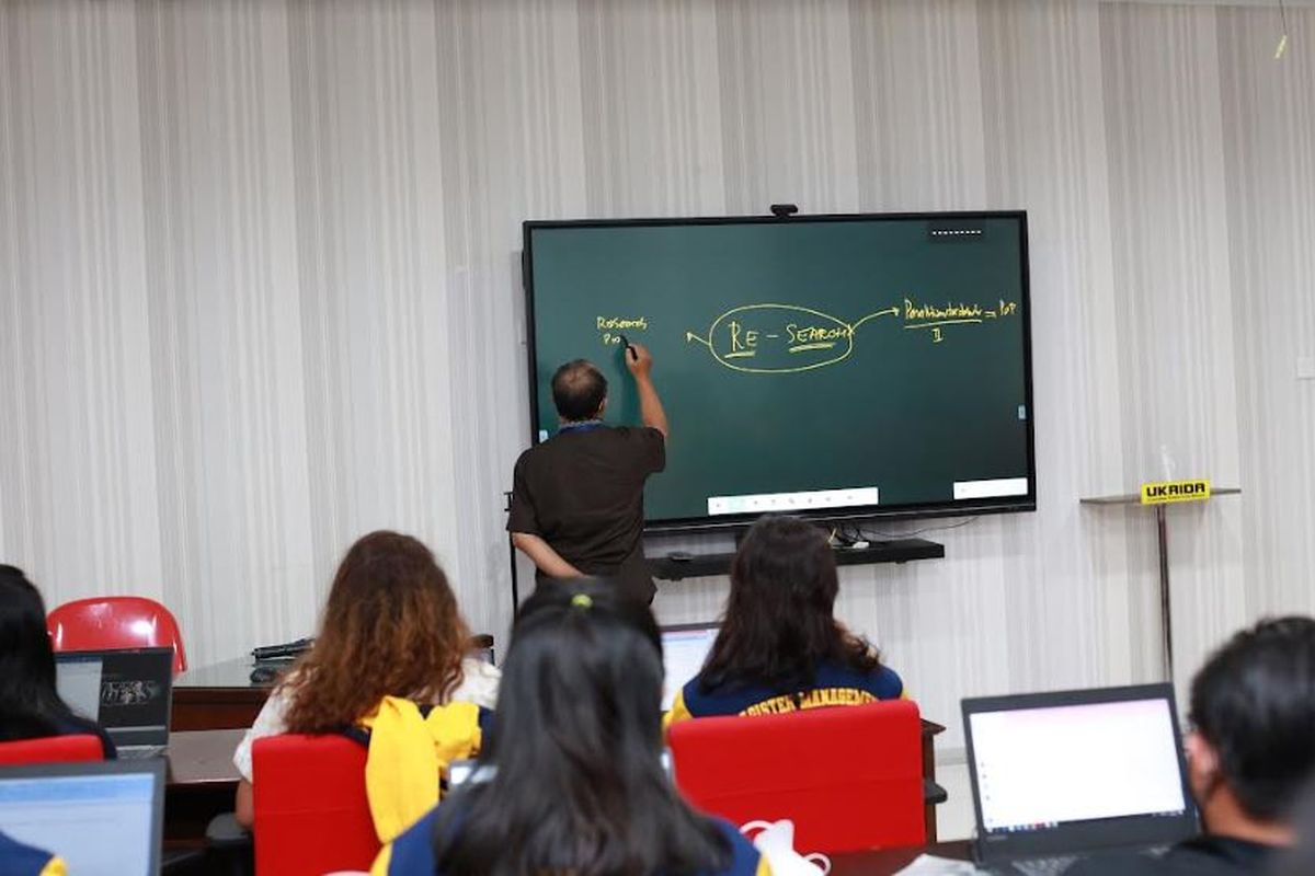 Situasi pengajaran di ruang kelas Magister Manajemen (MM) Ukrida Universitas Kristen Krida Wacana (Ukrida).
