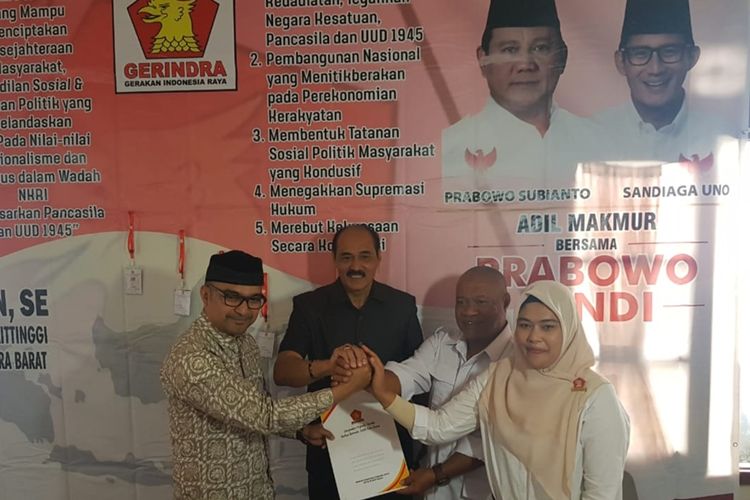 Artis nasional David Chalik (kiri) menyerahkan berkas pendaftaran calon wali kota Bukittinggi ke DPC Gerindra Bukittinggi